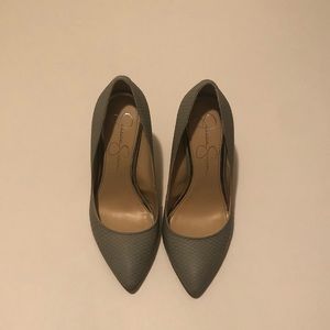 Jessica Simpson Gray Snakeskin Pump, Size 5.5